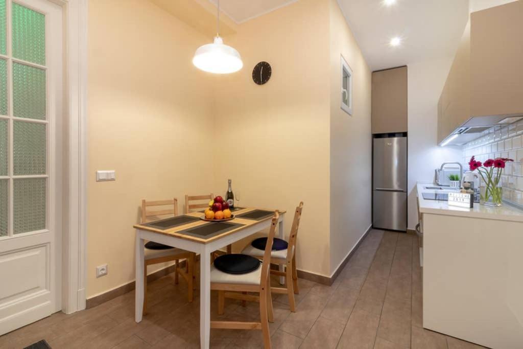 Nice And Cozy Apartment Next To The Parliament Budapest Eksteriør billede